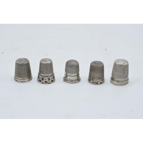 209 - A collection of 5 silver thimbles to include 3 hallmarked, 1 sterling and 1 tested as silver (5). 18... 