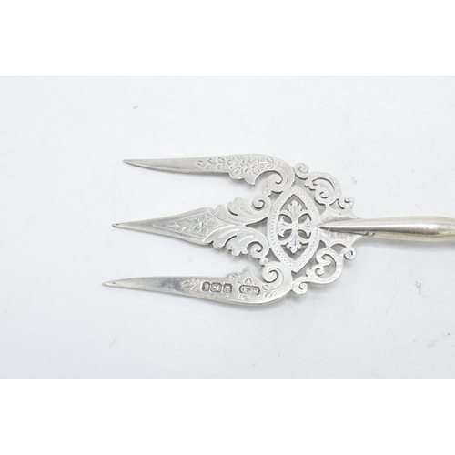 237 - A silver and mother of pearl pickle fork and butter knife. 21cm long.