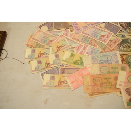 317 - A mixed collection of bank notes from across the world to include examples from Singapore, Ghana, Fr... 