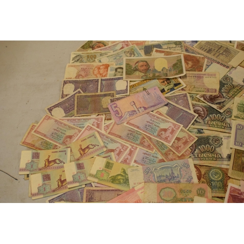 317 - A mixed collection of bank notes from across the world to include examples from Singapore, Ghana, Fr... 