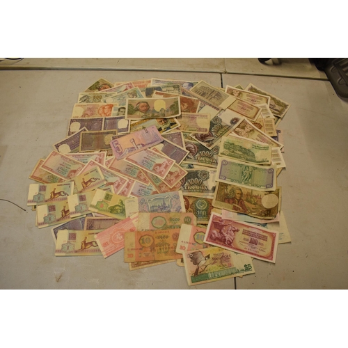 317 - A mixed collection of bank notes from across the world to include examples from Singapore, Ghana, Fr... 