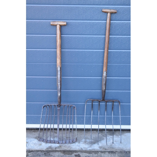 336 - Agricultural interest: a root basket / beet fork together with a potato fork, one made by Brades Co ... 