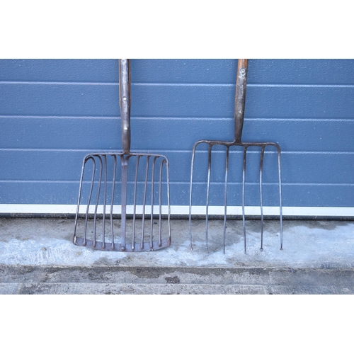 336 - Agricultural interest: a root basket / beet fork together with a potato fork, one made by Brades Co ... 