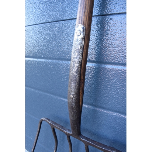 336 - Agricultural interest: a root basket / beet fork together with a potato fork, one made by Brades Co ... 