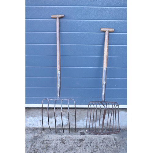 336 - Agricultural interest: a root basket / beet fork together with a potato fork, one made by Brades Co ... 