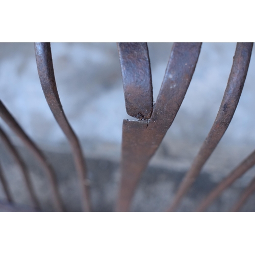 336 - Agricultural interest: a root basket / beet fork together with a potato fork, one made by Brades Co ... 