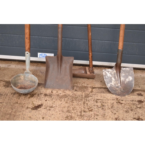 337 - Agricultural interest: a collection of farming and gardening tools to include a spade, a shovel, a d... 