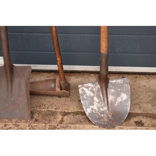 337 - Agricultural interest: a collection of farming and gardening tools to include a spade, a shovel, a d... 