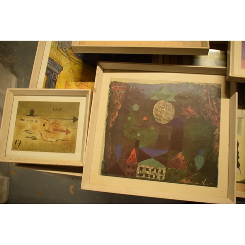 350 - A collection of 20th century framed prints to include famous paintings by artists such as Pablo Pica... 