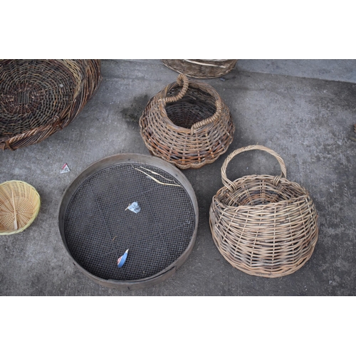 363 - A good collection of wicker baskets of various forms to include shallow examples, wall hanging baske... 