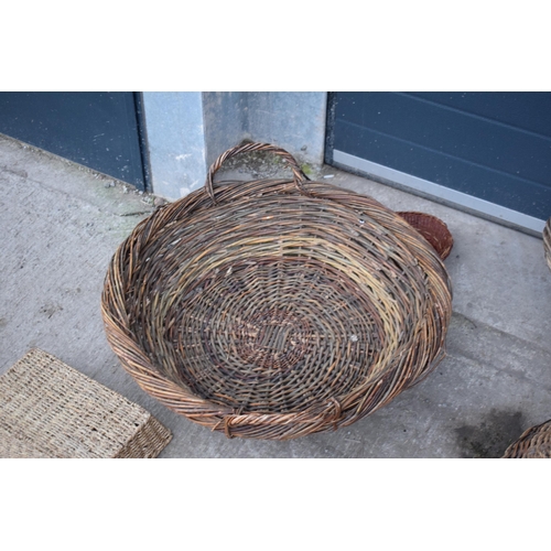 363 - A good collection of wicker baskets of various forms to include shallow examples, wall hanging baske... 