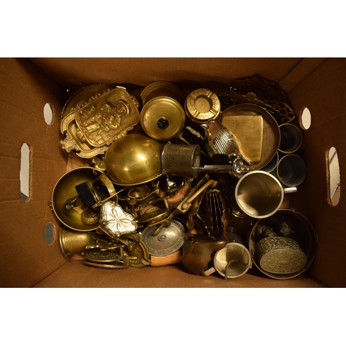 389 - A good collection of metalware to include tankards, a brass caddy, ash trays, letter racks etc