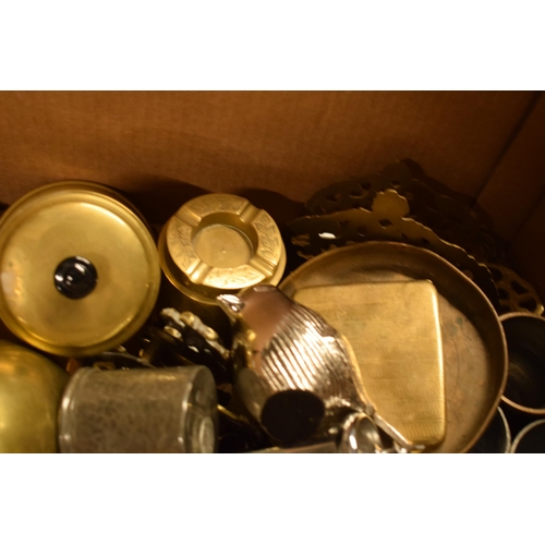 389 - A good collection of metalware to include tankards, a brass caddy, ash trays, letter racks etc