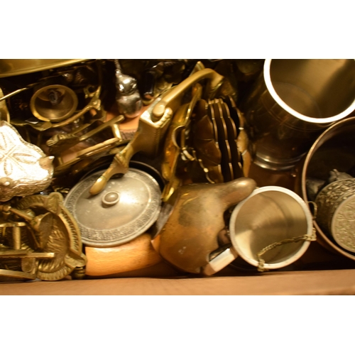 389 - A good collection of metalware to include tankards, a brass caddy, ash trays, letter racks etc