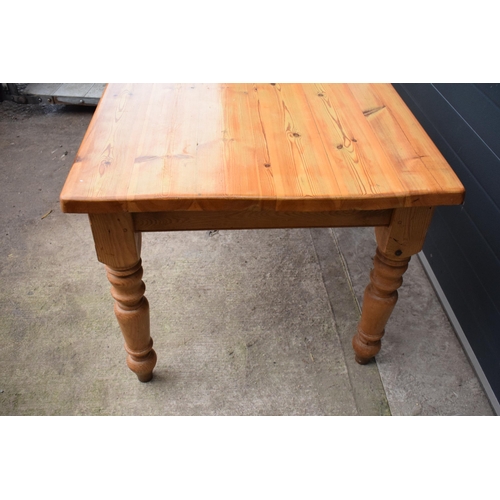 421 - A late 20th century thick pine topped kitchen table. 152 x 89 x 78cm tall. In good functional condit... 