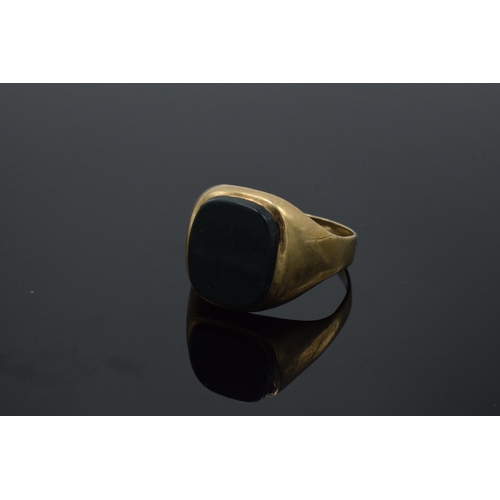 212 - 9ct gold gentleman's signet ring set with agate or similar. 3.8 grams. UK size T/U.