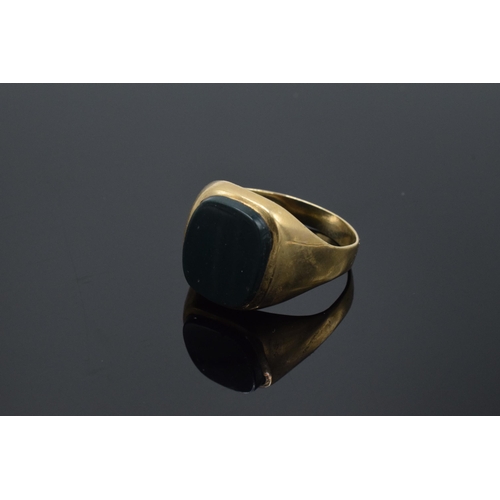 212 - 9ct gold gentleman's signet ring set with agate or similar. 3.8 grams. UK size T/U.