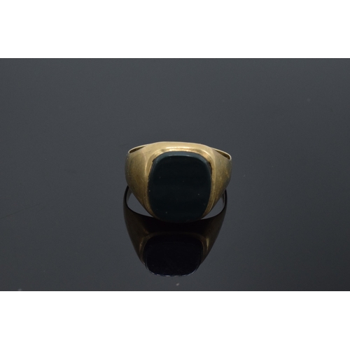 212 - 9ct gold gentleman's signet ring set with agate or similar. 3.8 grams. UK size T/U.