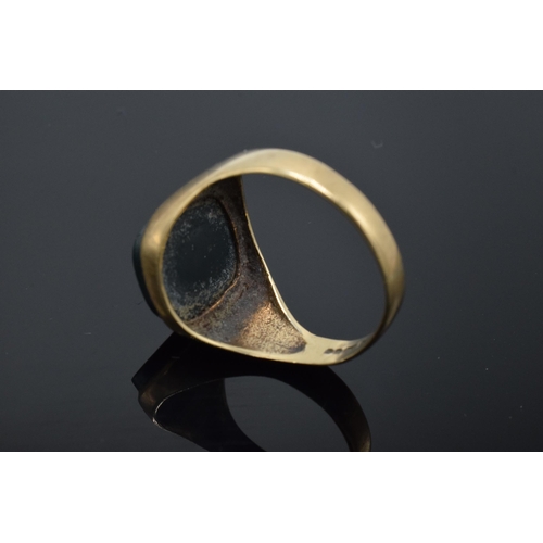 212 - 9ct gold gentleman's signet ring set with agate or similar. 3.8 grams. UK size T/U.