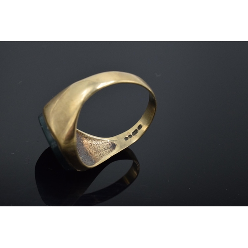 212 - 9ct gold gentleman's signet ring set with agate or similar. 3.8 grams. UK size T/U.