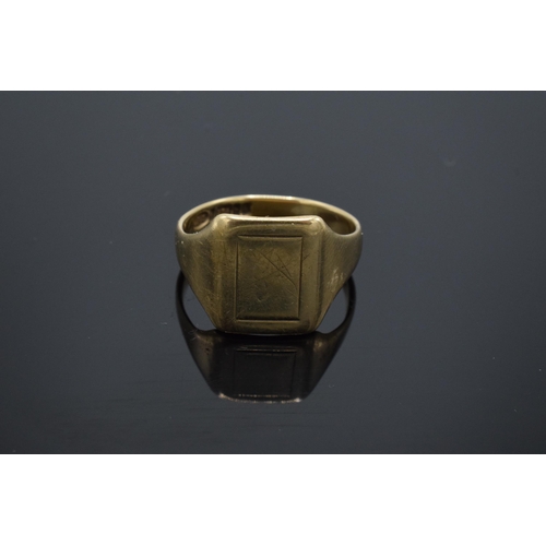 213 - 9ct gold signet ring with clear face. 3.8 grams. UK size R/S.