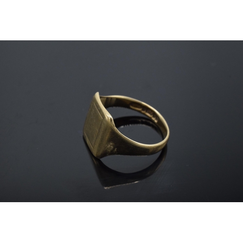 213 - 9ct gold signet ring with clear face. 3.8 grams. UK size R/S.