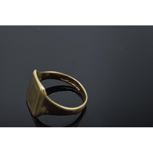 213 - 9ct gold signet ring with clear face. 3.8 grams. UK size R/S.