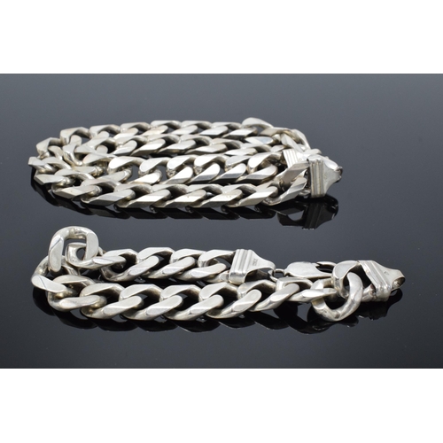 218 - A thick silver chain / necklace together with matching bracelet (2). 193.2 grams of silver. Length o... 