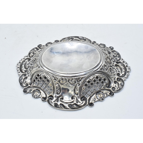 223 - A silver ornate dish with pierced decoration. 85.2 grams.  Birmingham 1970. 16cm long.