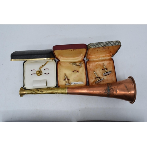 249 - A mixed collection of items to include a copper and brass hunting horn, boxed Stratton cufflinks, ca... 