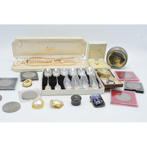 274 - A mixed collection of items to include a silver pill box, silver Wedgwood ring, sterling silver butt... 