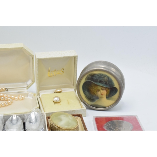 274 - A mixed collection of items to include a silver pill box, silver Wedgwood ring, sterling silver butt... 