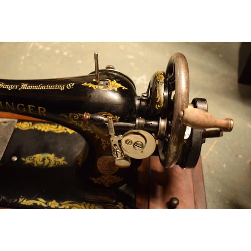 281 - A cased Singer sewing machine. Untested.