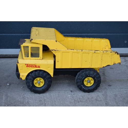 285 - A retro large Tonka dumper truck / tipping truck. 48cm long.