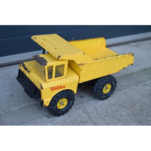 285 - A retro large Tonka dumper truck / tipping truck. 48cm long.