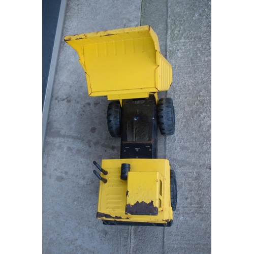 285 - A retro large Tonka dumper truck / tipping truck. 48cm long.