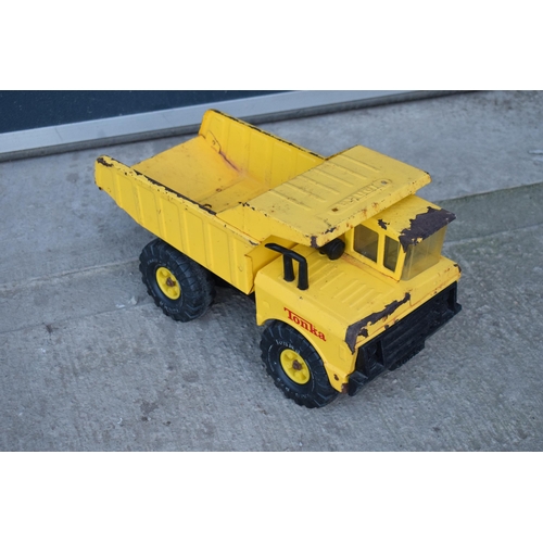 285 - A retro large Tonka dumper truck / tipping truck. 48cm long.