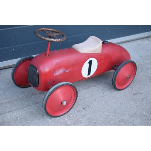 286 - A vintage retro 20th century children’s tinplate racing car in a red colourway with number '1' to bo... 