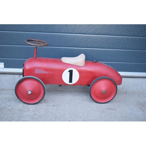 286 - A vintage retro 20th century children’s tinplate racing car in a red colourway with number '1' to bo... 