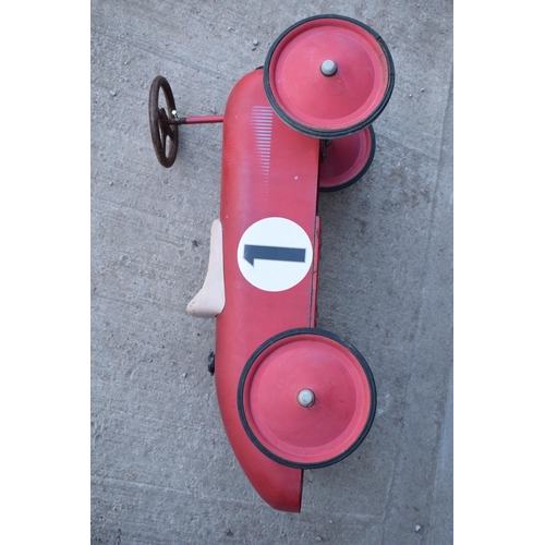 286 - A vintage retro 20th century children’s tinplate racing car in a red colourway with number '1' to bo... 