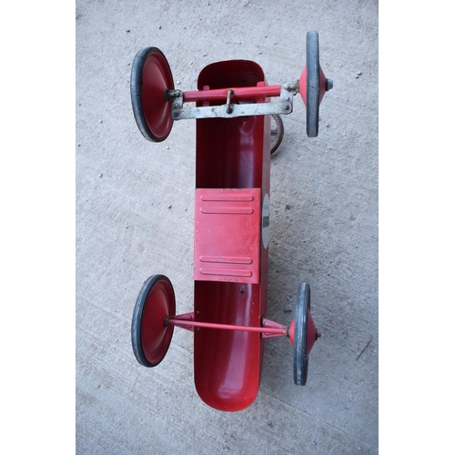 286 - A vintage retro 20th century children’s tinplate racing car in a red colourway with number '1' to bo... 