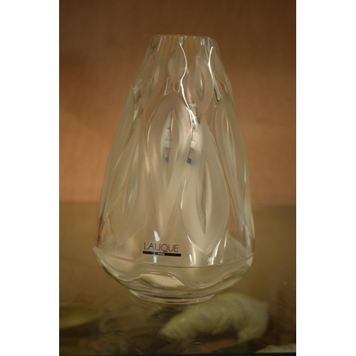 62 - Lalique glass Lampe Berger Lamp Editions d’Art Vibration with frosted decoration. 18cm tall. In good... 