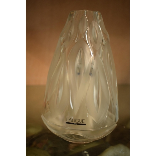 62 - Lalique glass Lampe Berger Lamp Editions d’Art Vibration with frosted decoration. 18cm tall. In good... 