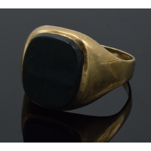 212 - 9ct gold gentleman's signet ring set with agate or similar. 3.8 grams. UK size T/U.