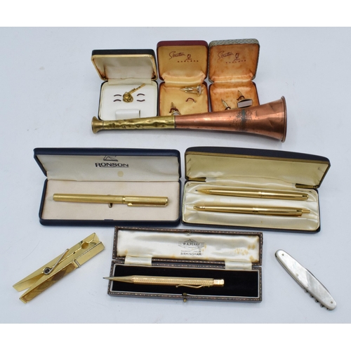 249 - A mixed collection of items to include a copper and brass hunting horn, boxed Stratton cufflinks, ca... 