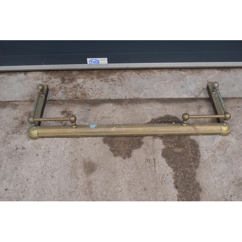 315D - A brass and metal fire fender. 122cm long.