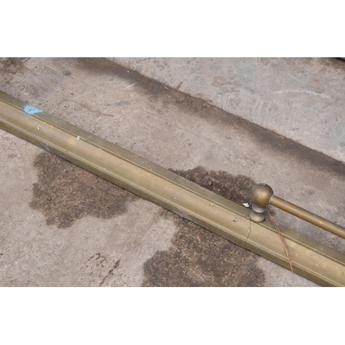 315D - A brass and metal fire fender. 122cm long.