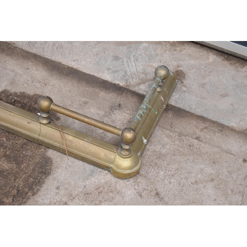 315D - A brass and metal fire fender. 122cm long.