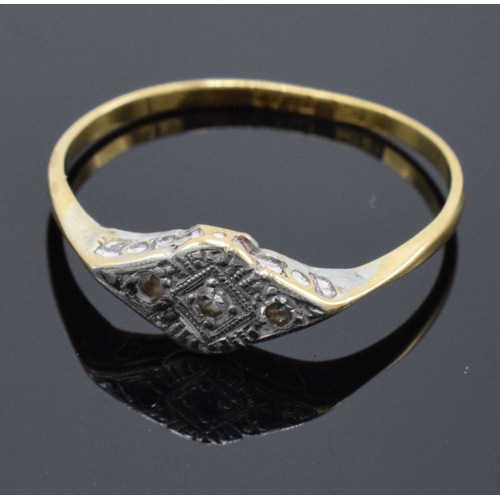 422 - 18ct gold and platinum ladies ring with illusion set diamonds. UK size N/O. 1.1 grams.