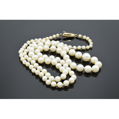 423 - A single-string pearl necklace with a 9ct gold clasp. Approx 52cm long.